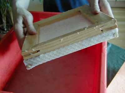 Atelier maison papier recyclé - Fabrication de la feuille avec la forme